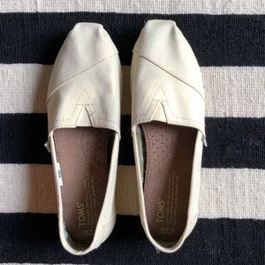Cream colored Tom’s 7.5 BRAND NEW